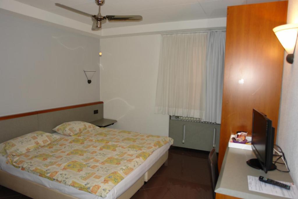 Hotel Bahnhof Haus Chiasso Bilik gambar