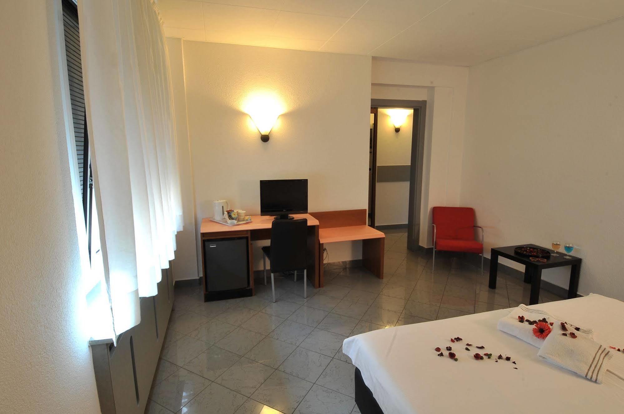 Hotel Bahnhof Haus Chiasso Luaran gambar